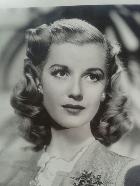 1940s-hair-and-makeup-tutorial-74_7 Les in haar en make-up uit 1940