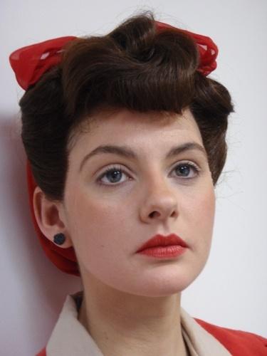 1940s-hair-and-makeup-tutorial-74_9 Les in haar en make-up uit 1940