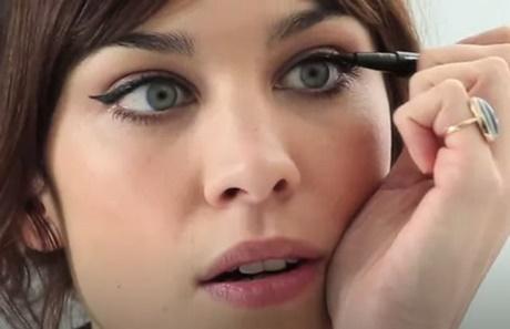 60s-cat-eye-makeup-tutorial-26_10 60s cat eye make-up les