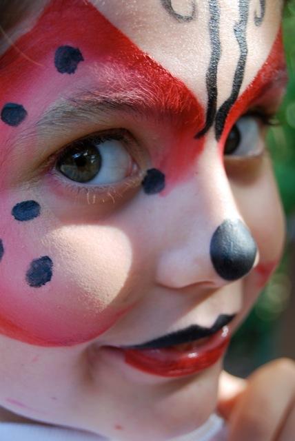 ladybug-makeup-tutorial-for-kids-94_12 Ladybug make-up les voor kinderen