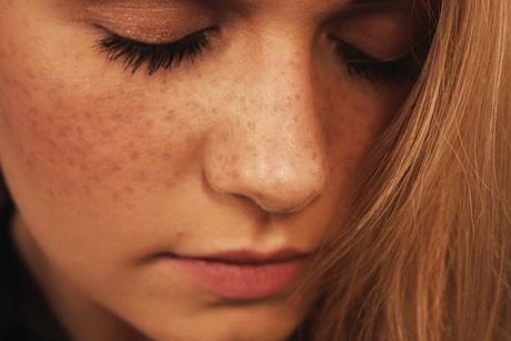 makeup-tutorial-for-freckles-23_8 Make-up les voor sproeten