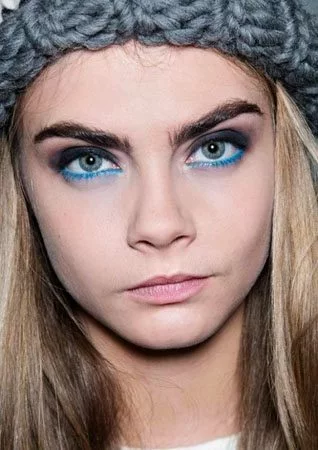 applying-eye-makeup-for-blue-eyes-25_11-3 Het aanbrengen van oog make-up voor blauwe ogen