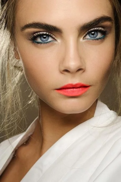 applying-eye-makeup-for-blue-eyes-25_5-12 Het aanbrengen van oog make-up voor blauwe ogen