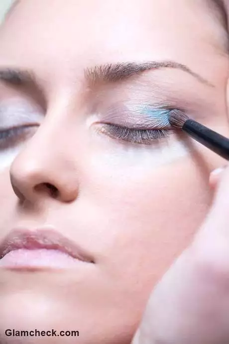 blue-smokey-eye-makeup-tutorial-46_9-16 Blauwe smokey eye make-up tutorial