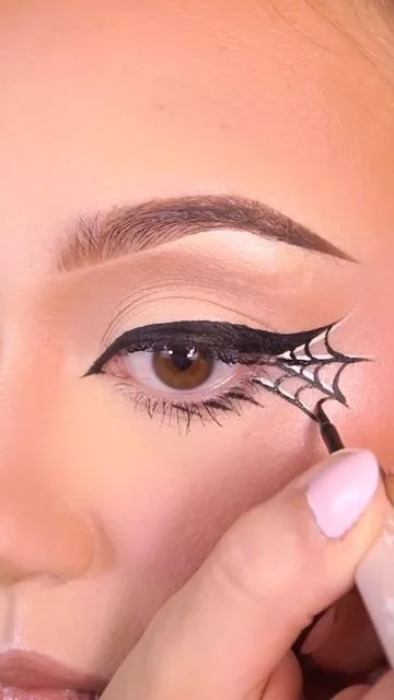 dramatic-halloween-eye-makeup-85_13-6 Dramatische halloween oog make-up