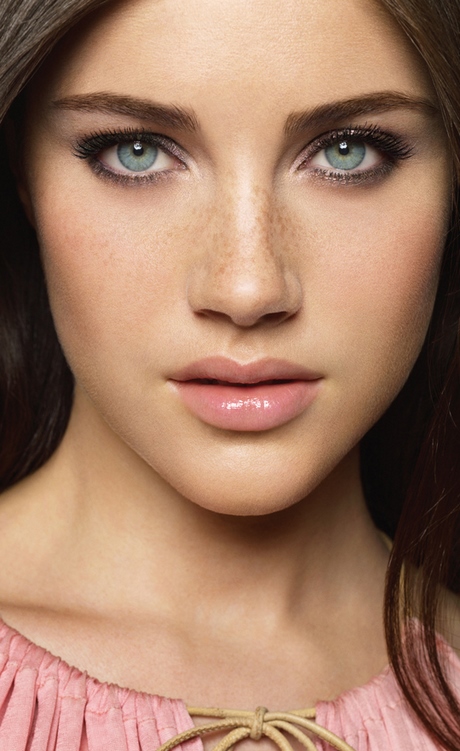 bobbi-brown-makeup-tutorial-2022-49_11 Bobbi bruine make-up tutorial 2022