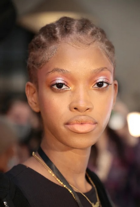 spring-makeup-tutorial-2022-for-black-women-01_6 Lente make - up tutorial 2022 voor zwarte vrouwen