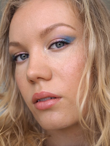 Donkerblauwe oogschaduw make-up tutorial