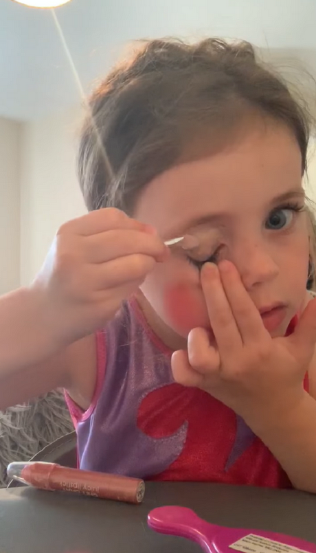 graduation-makeup-tutorial-for-kids-74 Graduation make - up tutorial voor kinderen