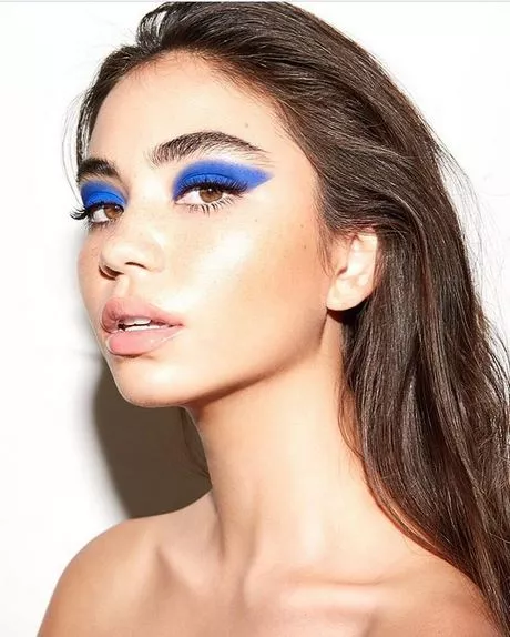 blue-liner-makeup-tutorial-29_3-9 Blauwe liner make-up tutorial