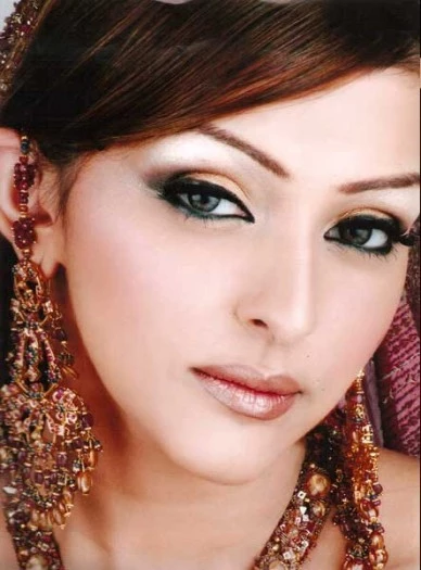 dramatic-arabic-style-eye-makeup-tutorial-61_9-18 Dramatische Arabische stijl oog make-up tutorial