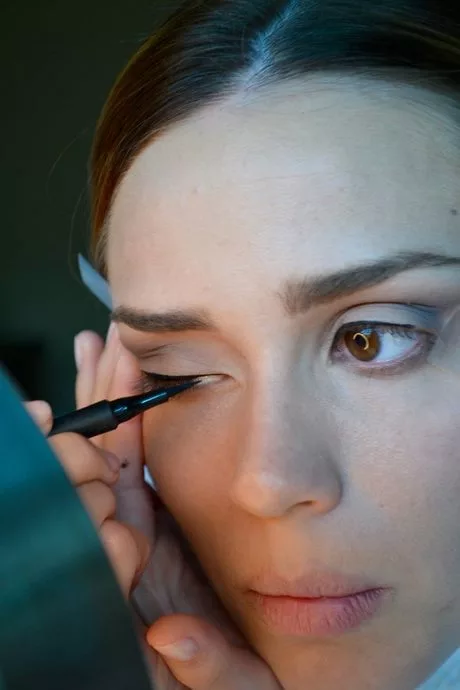 simple-eyeliner-makeup-tutorial-74_11-3 Eenvoudige eyeliner make-up tutorial