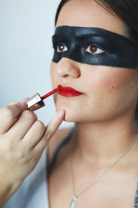 burglar-makeup-tutorial-07_13 Inbreker make-up tutorial