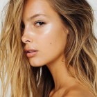Glanzende make-up tutorial bruine huid