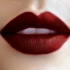 Matte red lipstick make-up les