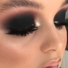 Zwarte smokey oog make-up